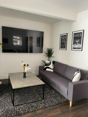Lovely 2 Bed Full House By The Beach